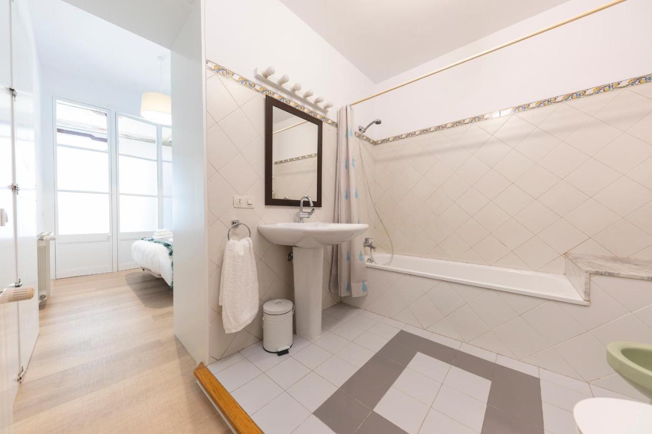 Bravissimo Placa Del Vi, Authentic Historic Apartment Girona Bagian luar foto